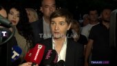 ONI DESTABILIZUJU SRBIJU, SAČUVAĆEMO MIR Ana Brnabić održala moćan govor u Pionirskom parku dok divljaci bacaju topovske udare