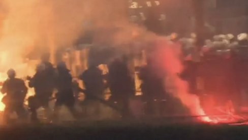 БЛОКАДЕРИ БРУТАЛНО НАПАЛИ ПОЛИЦИЈУ! Бацају бакље и топовске ударе, језиво дивљање у Београду