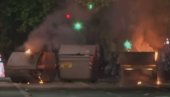 VANDALIZAM BLOKADERA U BEOGRADU: Divljaju po ulicama, pale kontejnere i penju se na bandere (VIDEO)