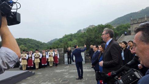 ISTORIJSKA POSETA VUČIĆA KINI: Predsednik stigao na Kineski zid, u toku nastup ansambla Kolo