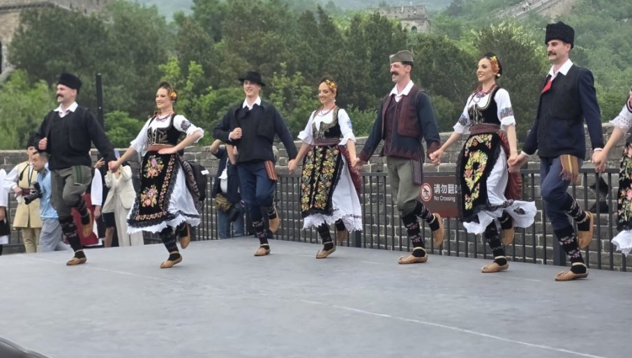 НА СВИМ КИНЕСКИМ ТЕЛЕВИЗИЈАМА ПРИКАЗАНО ЈЕ КОЛО НА КИНЕСКОМ ЗИДУ Вучић одговорио на нападе блокадерских политичара