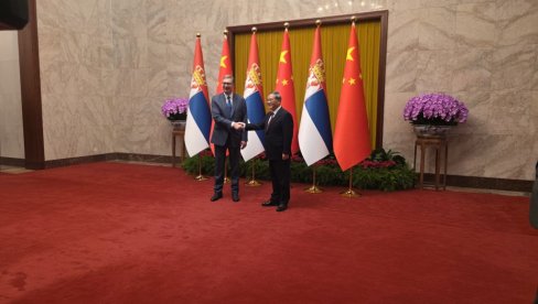 ДОБРО ДОШЛИ ДРАГИ ПРИЈАТЕЉУ: Вучић са премијером Кине