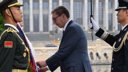 ЊИХОВА ЖРТВА ЈЕ ТЕМЕЉ СНАГЕ ЈЕДНЕ ВЕЛИКЕ ЗЕМЉЕ Вучић положио венац на Споменик народним херојима на Тјенанмену (ФОТО/ВИДЕО))