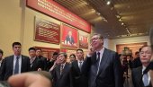 POKLON OD SIJA: Vučić dobio grumen zemlje sa meseca