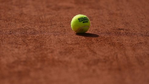 RUSIJA SLAVI: Ruskinja prigrlila trofej Rolan Garosa