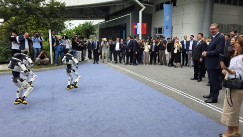 U ČAST VUČIĆU: Roboti u Kini odigrali moravac (VIDEO)
