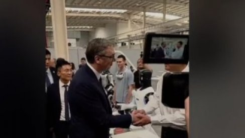 KINEZ ODUŠEVLJEN VUČIĆEM: Veliki fan predsednika sreo u fabrici robota (VIDEO)