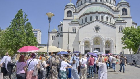 NOVO IZNENAĐENJE PO IZLASKU IZ HRAMA SVETOG SAVE: Pored trakica osveštanih na pojasu Presvete Bogorodice deli se još nešto