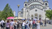 НОВО ИЗНЕНАЂЕЊЕ ПО ИЗЛАСКУ ИЗ ХРАМА СВЕТОГ САВЕ: Поред тракица освештаних на појасу Пресвете Богородице дели се још нешто