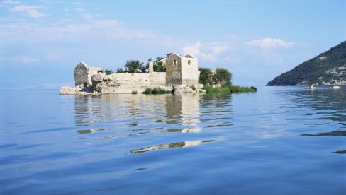 Usred najvećeg jezera Balkana isplivalo misteriozno ostrvce - mračna prošlost koja plaši ljude