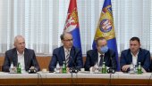 ВАНРЕДНА СЕДНИЦА ЗБОГ ХАВАРИЈЕ У ЧАЧКУ Влада наложила хитне мере: Отворена бесплатна телефонска линија за доставу флаширане воде