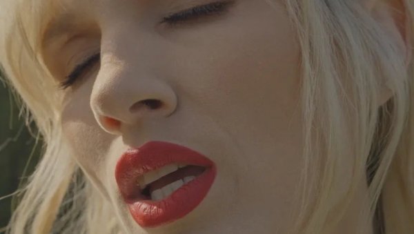 МОЈ АКВАРЕЛ: Невена Божовић сарађивала са Бебом Балашевић, а спот снимала ван Београда (ФОТО)