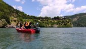 OPREMA ZA BOLJI RAD: Predstavnik Fronteksa sa graničarima na Drini 