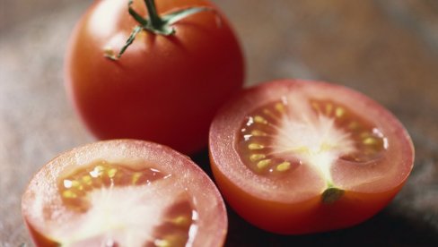 PARADAJZ I KRAVLJE MLEKO: Kako do krupnijih i kvalitetnijih plodova?