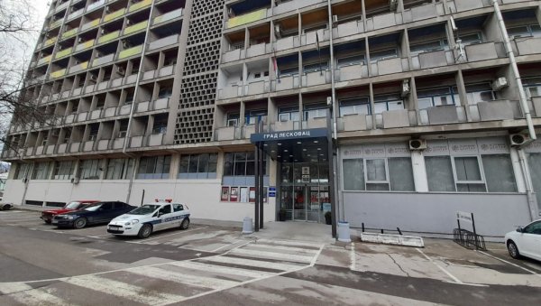 ЕВАКУИСАНА И ОСМОСПРАТНИЦА: Дојаве о наводним бомбама и у школама у Лесковцу