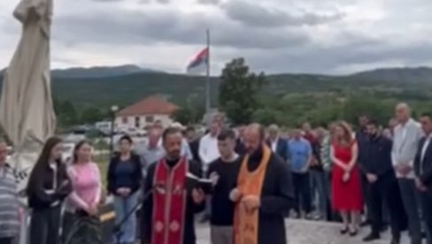 OPROŠTENO JESTE, ZABORAVLJENO NIJE: Služen parastos za 134 Srba bačena u Korićku jamu (VIDEO)