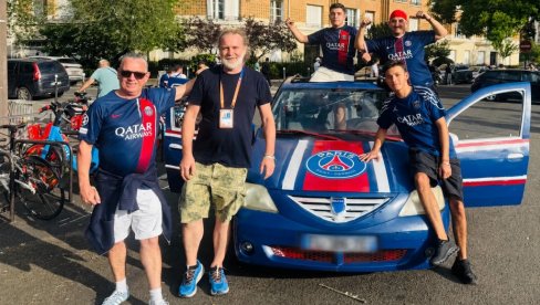 DAN KADA JE SENA TEKLA CRVENO-PLAVA: Novosti na pariskim ulicama u velikom slavlju Parižana