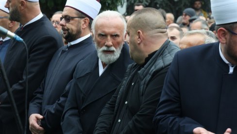 ДИНО МЕРЛИН У СУЗАМА: Дошао на сахрану Халидове Сејде - пришао њиховом сину, а онда се сломио