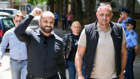 КУРТИЈЕВ ТЕРОР У СЕВЕРНОЈ МИТРОВИЦИ: Пендрецима на градоначелника Северне Митровице и председника СО (ФОТО)