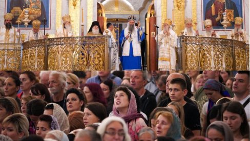 КРЕЋЕ ЛИТИЈА КА АЕРОДРОМУ: Часни појас управо изнет из Храма Светог Саве (ФОТО/ВИДЕО)