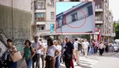 СА ТЕРАСЕ ВРАЧАРА: Помахнитала блокадерка засипала флашама вернике испред Храма Светог Саве! (ВИДЕО)