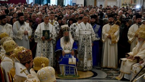 ТАЈНА ПЛАВЕ ОДЕЖДЕ: Зашто је патријарх у овој боји испратио велику светињу