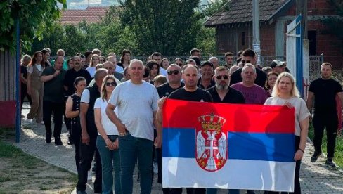 СРБИ ИЗ КОРЕТИШТА СА ТРОБОЈКОМ НА ГЛАСАЊЕ: Косовско поморовавље сложно за свето КиМ, за Србију (ФОТО)