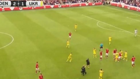 ПОНОВО СЕ ТО ДОГОДИЛО! Славни фудбалер опет пао као свећа на траву! Настале језиве слике, судија одмах урадио ово! (ВИДЕО)