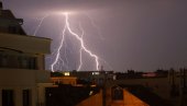 У СРБИЈУ СТИЖЕ СНАЖНО НЕВРЕМЕ: РХМЗ се хитно огласио, биће града и пљускова