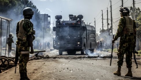PALA KRV NA PROTESTIMA PROTIV OPASNE ZARAZE: Muškarac upucan, policija ispalila suzavac