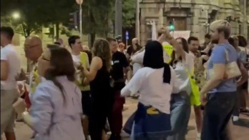 БЛОКАДЕРИМА ЈЕ СВЕ ЗАБАВА И МАРКЕТИНГ: Овај видео то најбоље и показује! (ВИДЕО)