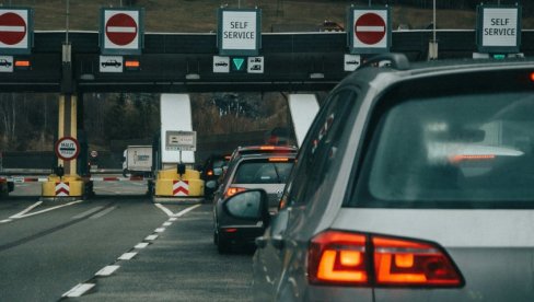 ОД ЗОРЕ ДУГЕ КОЛОНЕ ВОЗИЛА НА ПРЕШЕВУ: Велике гужве на излазу из Србије, теретњаци на Батровцима чекају око два сата