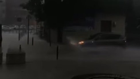 NEVREME PARALISALO OVAJ SRPSKI GRAD: Jezive bujice teku ulicama, upaljen alarm zbog potopa (VIDEO)