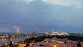 ПОСЛЕ ПАКЛЕНИХ ВРУЋИНА СЛЕДИ ОБРТ: Хладни фронт доноси пљускове са грмљавином и олујни ветар у Србију
