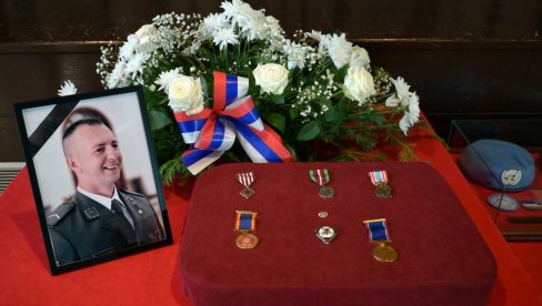 VUČIĆ POSTHUMNO ODLIKOVAO MILOVANA JOVANOVIĆA: Pripadnik vojske Srbije stradao u mirovnoj misiji u Libanu
