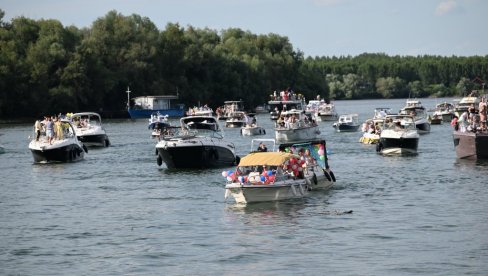 ОТВОРЕН БЕОГРАДСКИ КАРНЕВАЛ БРОДОВА: У дефилеу на рекама више од 100 пловила