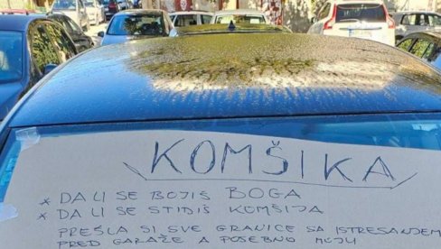 КОМШИКА, БОЈИШ ЛИ СЕ БОГА? Порука на ауту о којој бруји БиХ - видите шта ради на паркингу испред зграда (ФОТО)