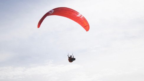 PAD SA NEBA NAKON GREŠKE: Mladi paraglajderista teško povređen tokom sletanja u Istri