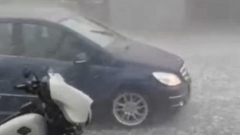 NEVREME VEĆ PRAVI HAOS U SRBIJI: Ulice pod vodom, grad tuče Vojvodinu, a ovaj strašan oblak hrli direktno ka Beogradu (FOTO/VIDEO)