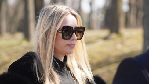 ОДВЕЛИ ЈЕ ПСИХОТЕРАПЕУТУ: Емотивни и финансијски крах Раде Манојловић