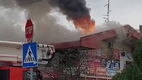 NAJNOVIJI SNIMCI POŽARA NA NOVOM BEOGRADU: Vatra proždire lokale u Enjubu, 40 vatrogasaca bori se sa stihijom (FOTO/VIDEO)