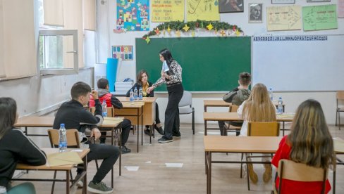 ZAVRŠEN PRVI DAN MALE MATURE: Ovo su rešenja testa iz srpskog jezika (FOTO)