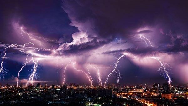 ЕВО ГДЕ ЋЕ ВЕЧЕРАС БИТИ ГРМЉАВИНСКИХ ОЛУЈА: У Србији су могуће и јаче непогоде