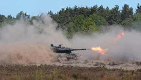 ВОЗАЧИ НА ЧЕШКОМ АУТОПУТУ ПРЕБЛЕДЕЛИ ОД ШОКА: Тенкови Леопард харају друмовима - Оклопне звери напустиле базу
