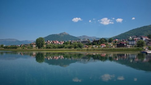 ОГРОМНА ЗМИЈА УСЛИКАНА У ЦРНОЈ ГОРИ: Једна од најдужих у Европи (ФОТО)