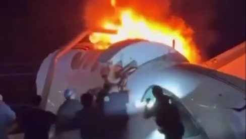 AVION PAO NASRED AUTO-PUTA I IZGOREO: Putnici iskakali kroz prozore, razbijali ih (VIDEO)