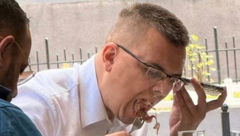 PARANDILOVIĆ PROVEO 81 SEKUNDU U SKUPŠTINI? Evo ga kako jede u kafiću, a ti narode plati put iz Priboja!