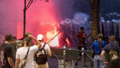 СРАМОТА: Блокадери прогласили Србе за геноцидни народ (ФОТО)