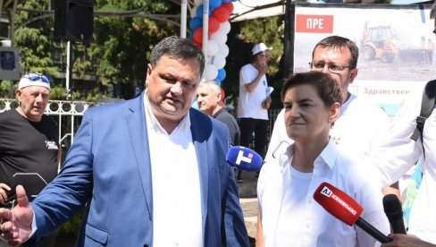 БРНАБИЋ ИЗ ЗЕМУНА СА НАРОДОМ: Блокадери су хтели да изазову грађански рат, али Србија није насела на подвале
