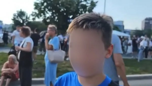 БЛОКАДЕРСКИ НОВИНАР ТЕРА ДЕТЕ ДА ПЕВА ПОЛИТИЧКЕ ПЕСМЕ: Језива злоупотреба деце у Новом Саду (ВИДЕО)
